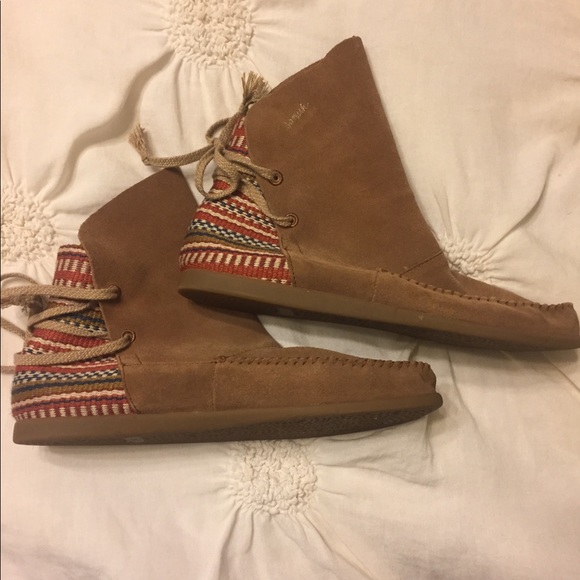 sanuk moccasin boots